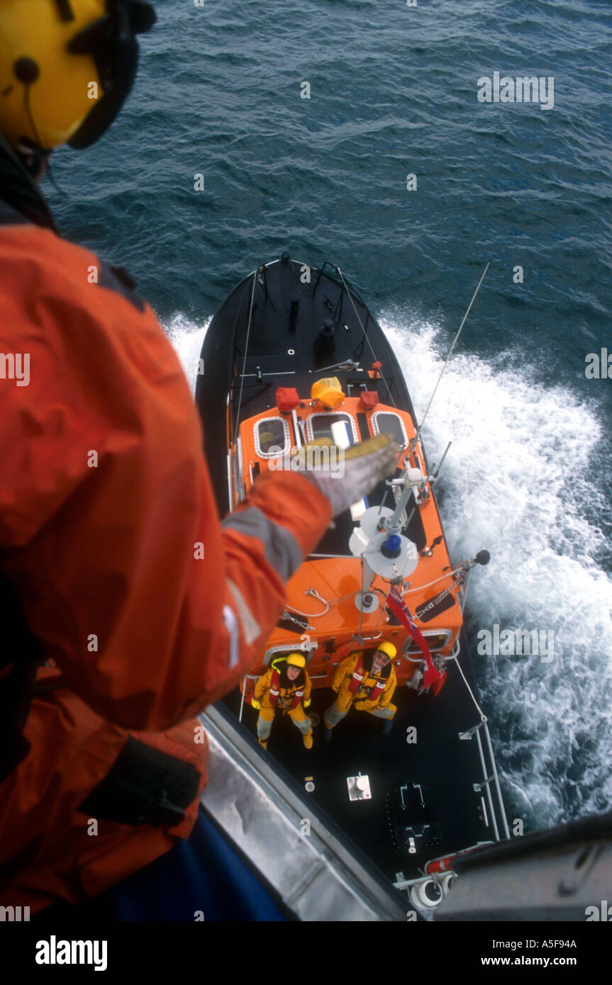 Küstenwache-Search and Rescue Helikopter mit Blick auf ein RNLI-Rettungsboot Stockfoto