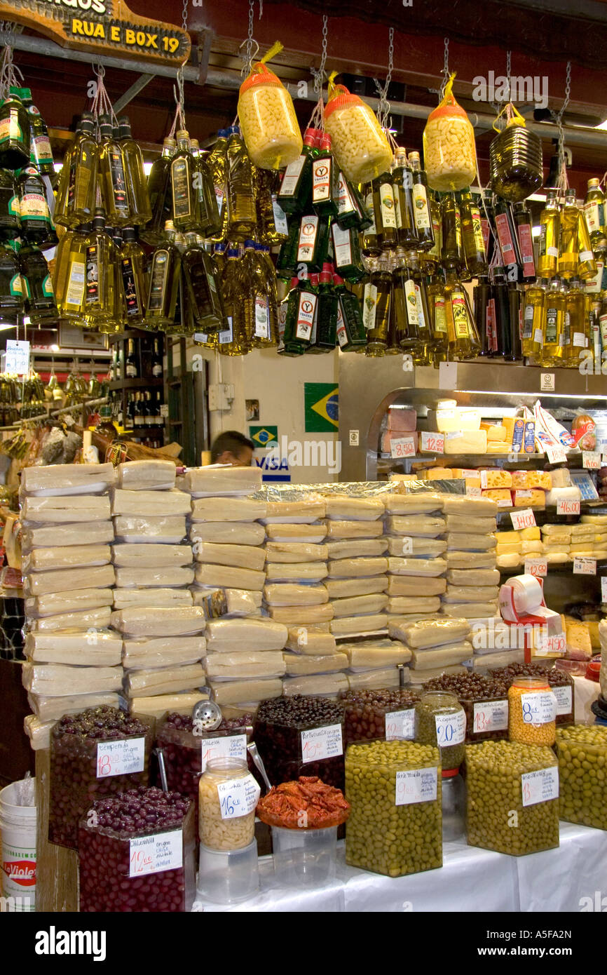 Oliven und Olivenöl zum Verkauf am Mercado Municipal in Sao Paulo Brasilien Stockfoto