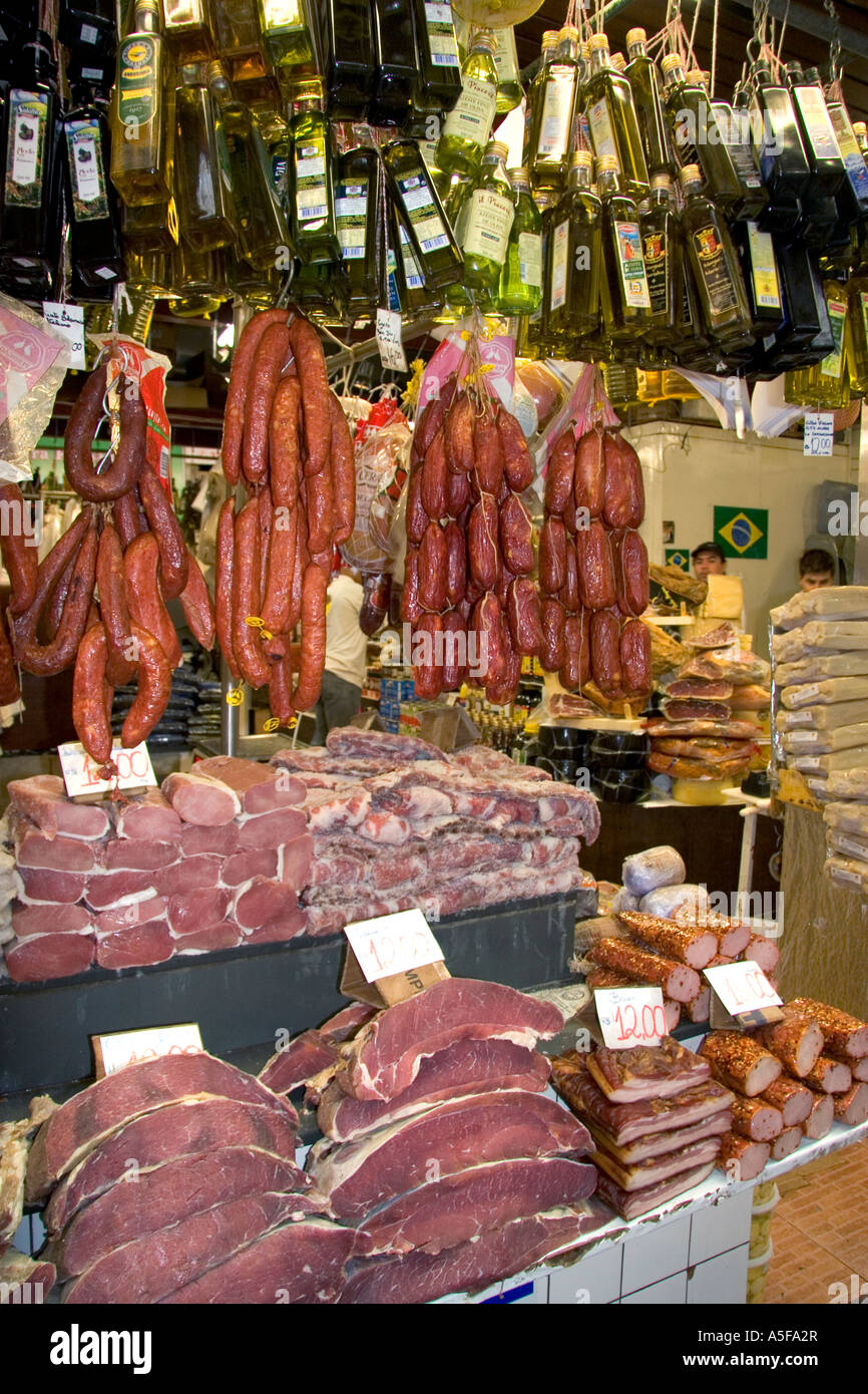 Geheilt, Fleisch Wurst und Olivenöl verkauft am Mercado Municipal in Sao Paulo Brasilien Stockfoto
