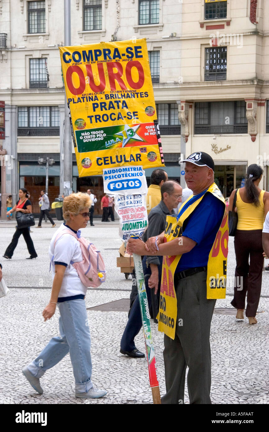 Mann hält eine Schild Werbung für ein Juweliergeschäft in Sao Paulo Brasilien Stockfoto