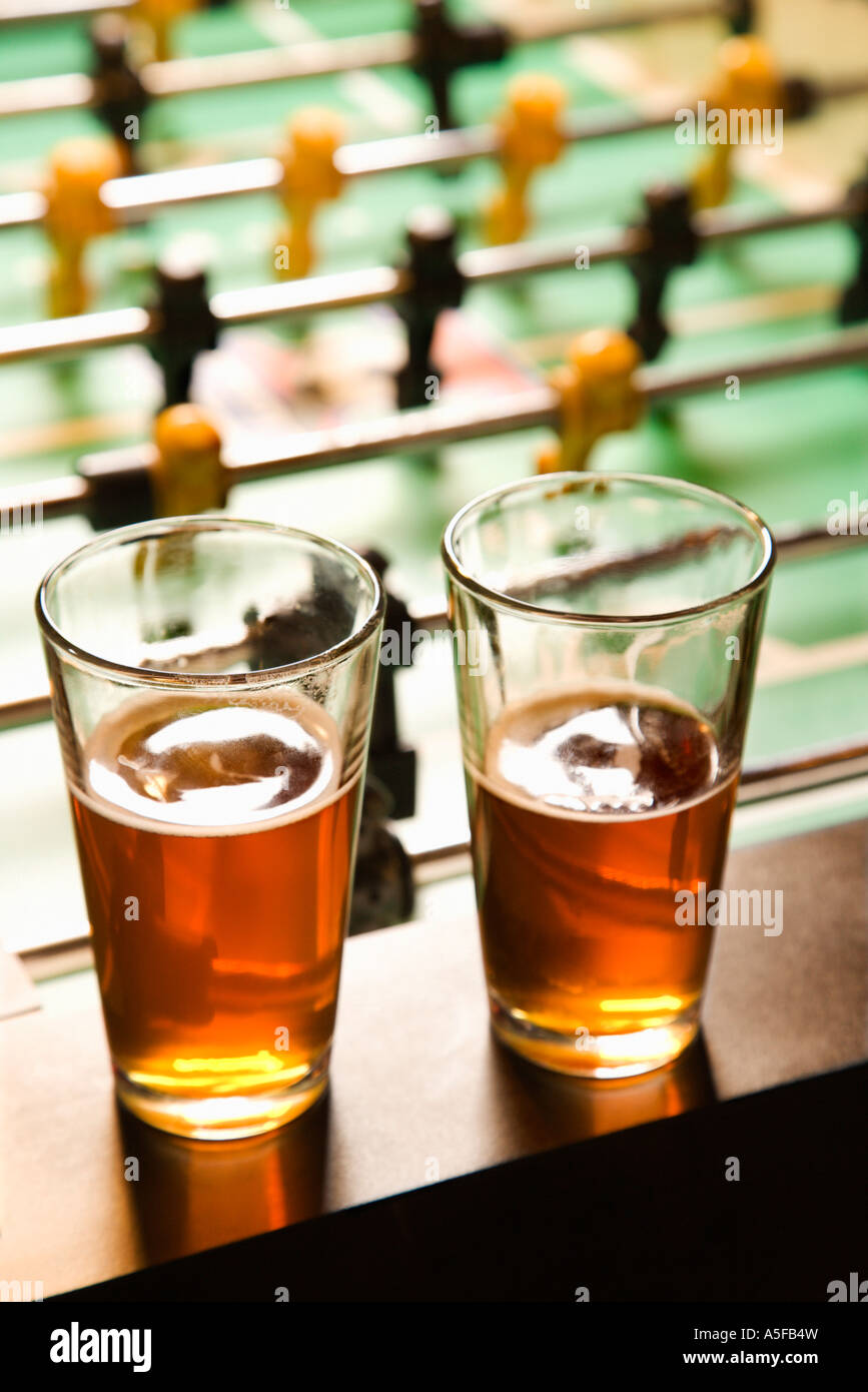 Zwei Gläser Bier am Kickertisch Stockfoto