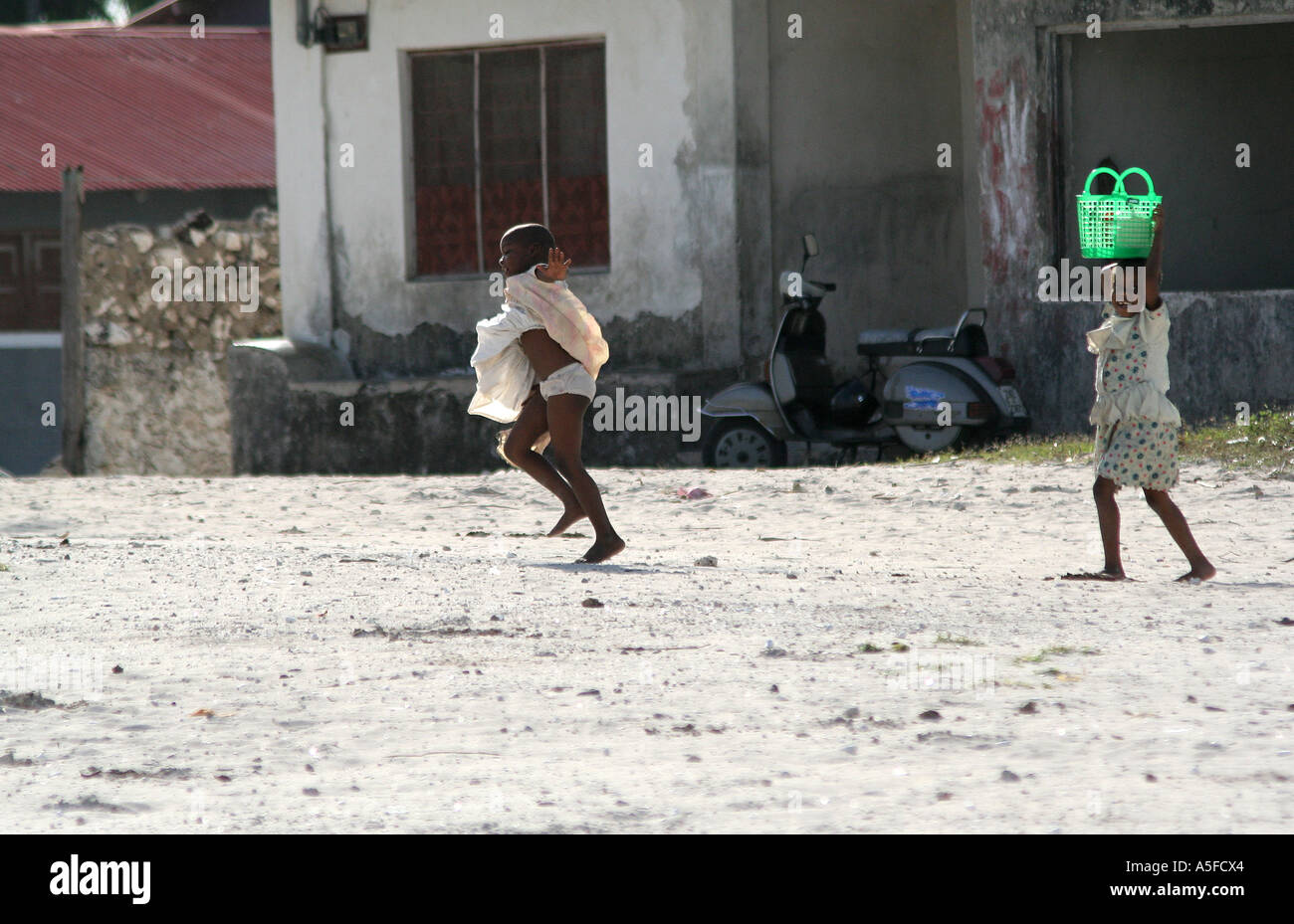 Sansibar: Mädchen überspringen in Halbinsel Michamvi, Zanzibar, Tansania Stockfoto