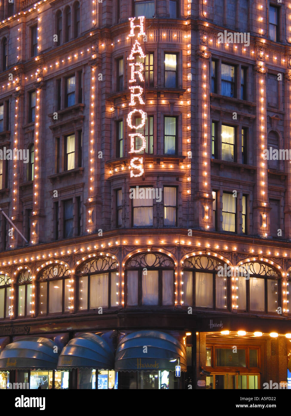 Harrods beleuchtet bei Nacht, Brompton Road, Knightsbridge, Royal Borough of Kensington and Chelsea, London, England, Großbritannien Stockfoto