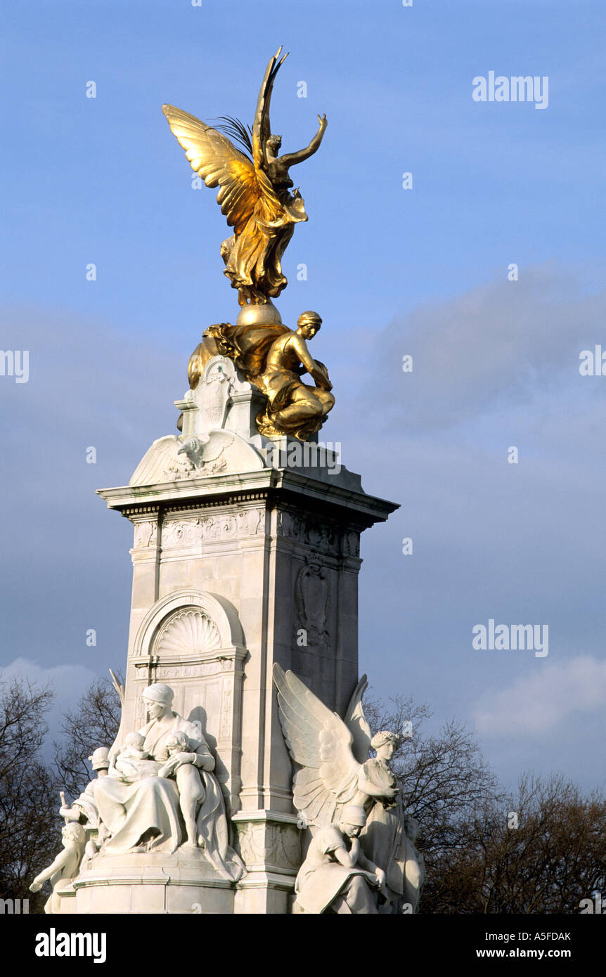 Das Victoria Memorial Statue und Brunnen vor Buckingham Palace London England Stockfoto