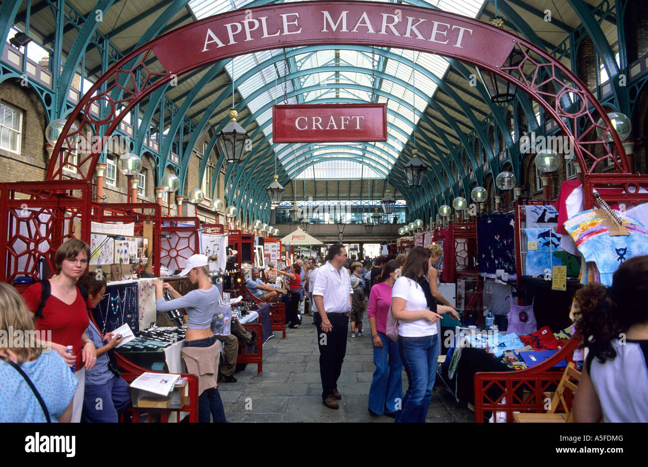 Menschen, die Einkaufen auf dem Markt von Covent Garden in London England Stockfoto
