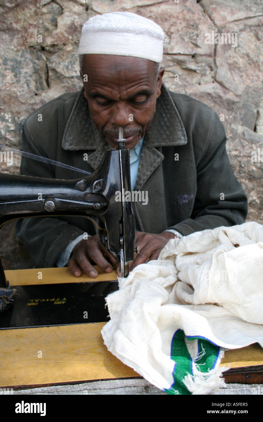 Addis Abeba, Äthiopien, muslimischen Mann Gadi auf der Straße mit einer alten Maschine Nähen Stockfoto