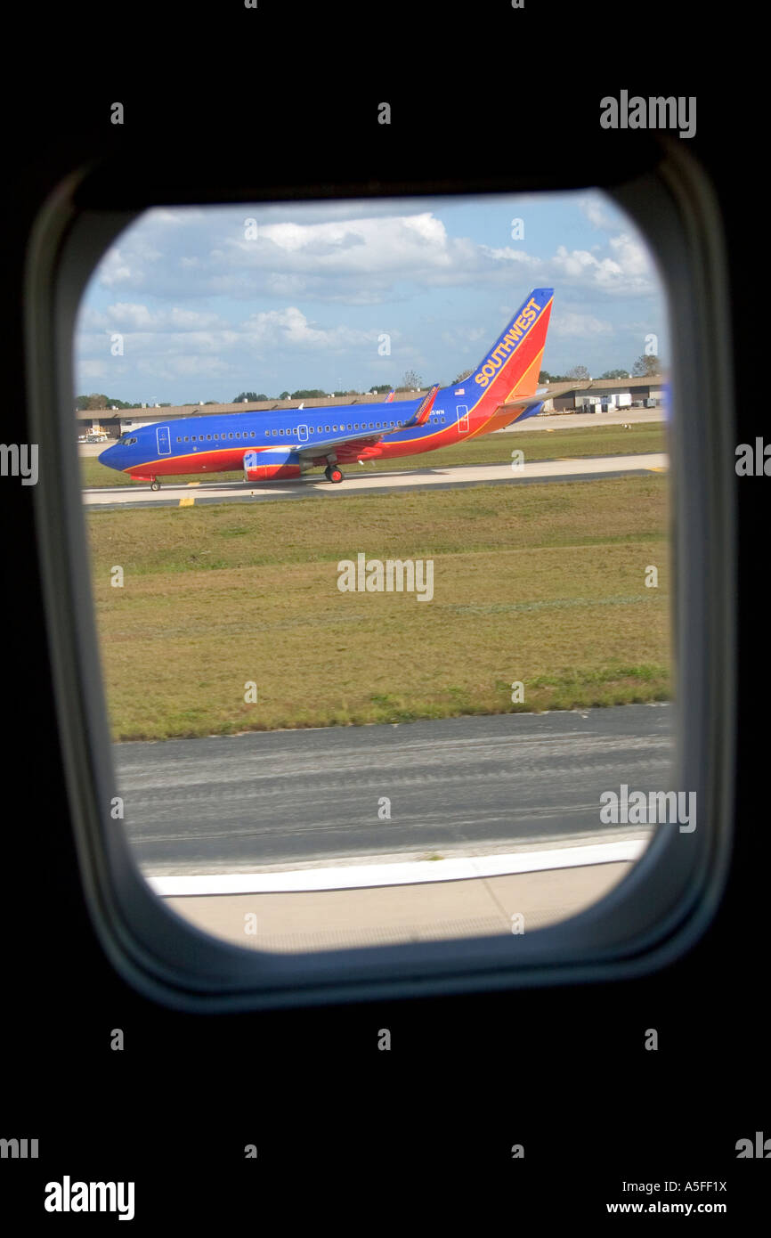 Southwest Airlines Boeing 737 gesehen durch das Fenster eines Flugzeugs Stockfoto