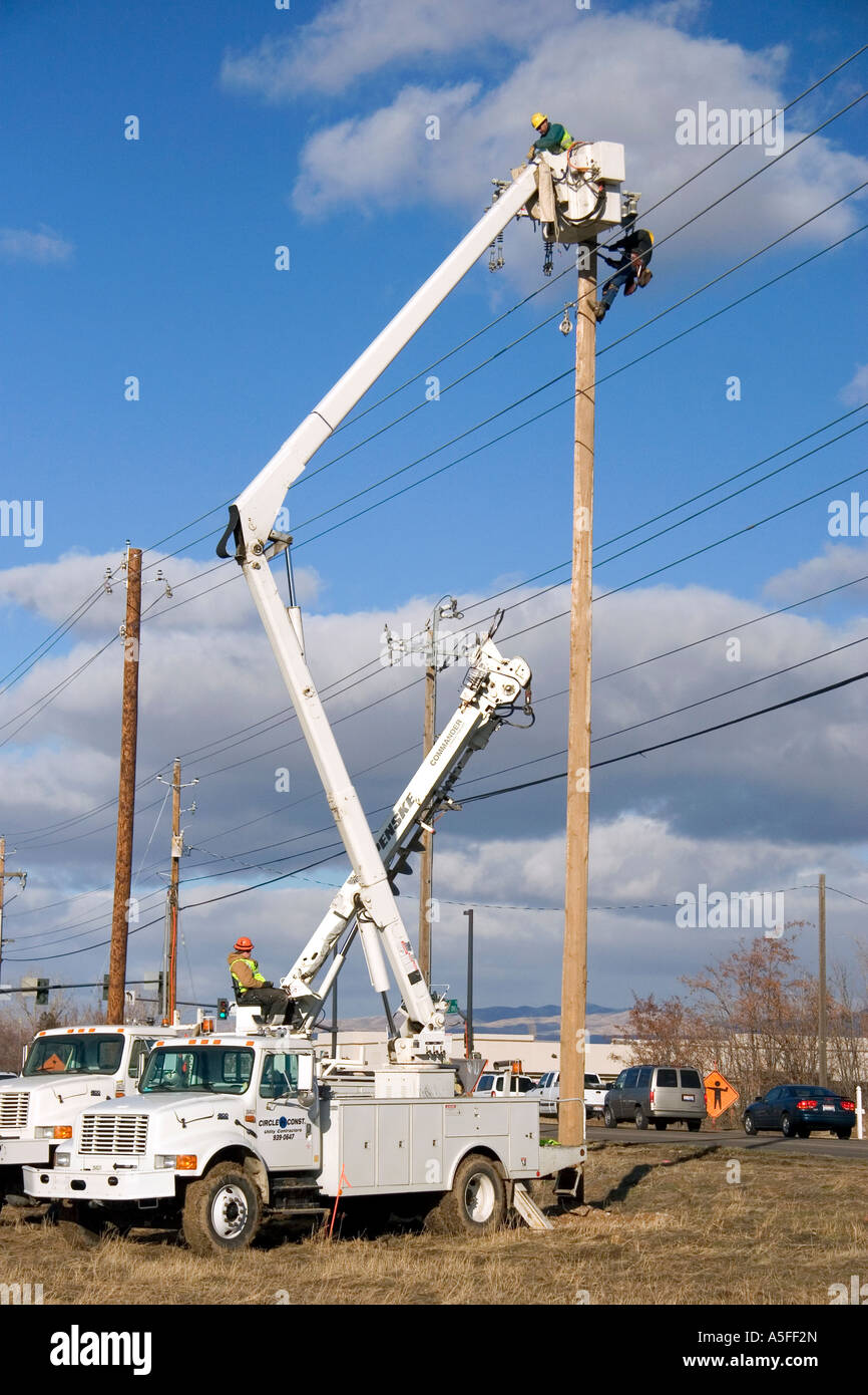 Elektrische Leistung Lineman Installation von Neuanlagen in Boise, Idaho Stockfoto