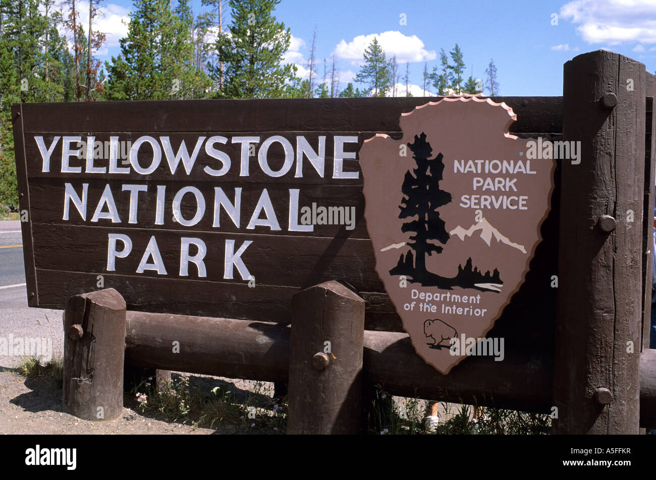 Ein Schild am Westeingang zum Yellowstone-Nationalpark, Wyoming Stockfoto