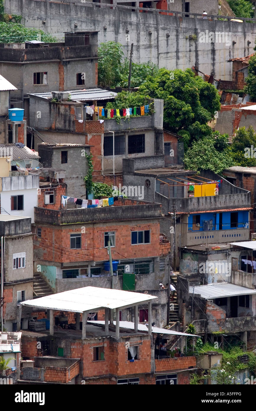 Hillside Favela in Rio De Janeiro Brasilien diese Slums sind Heimat von Tausenden von armen Menschen hocken auf öffentlichem Grund Stockfoto