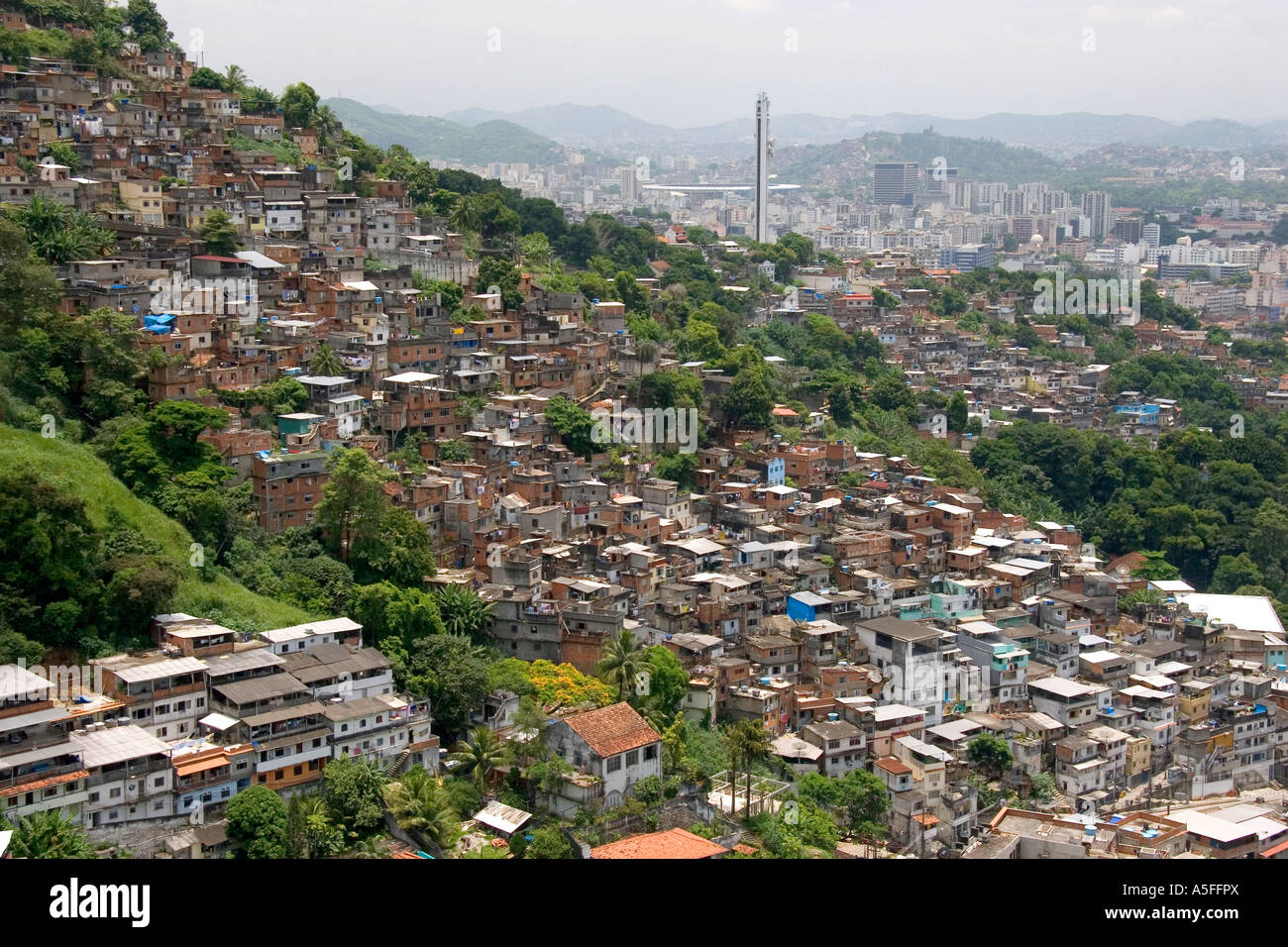 Hillside Favela in Rio De Janeiro Brasilien diese Slums sind Heimat von Tausenden von armen Menschen hocken auf öffentlichem Grund Stockfoto