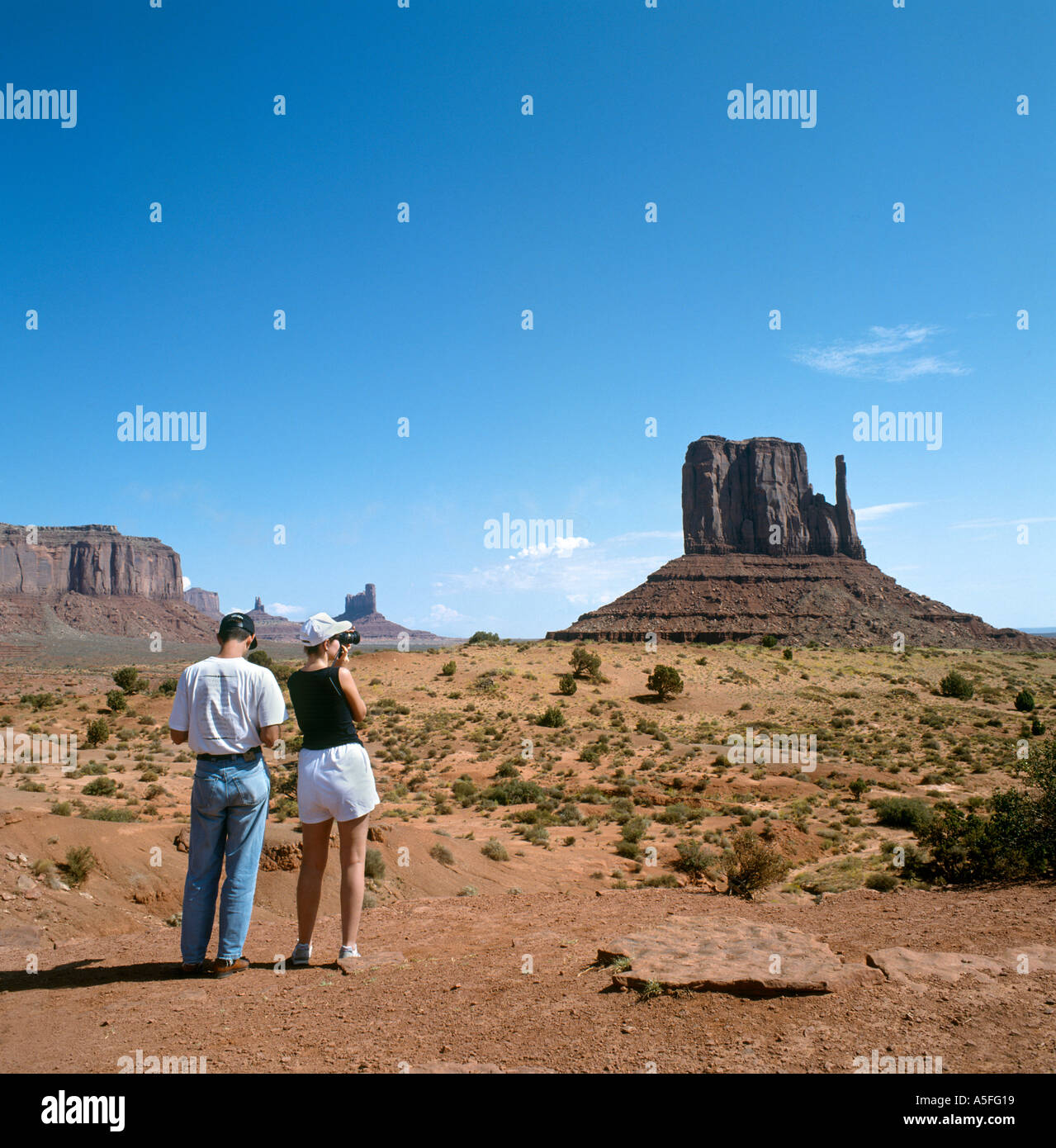 Junges Paar fotografieren im Monument Valley, Arizona/Utah, USA Stockfoto