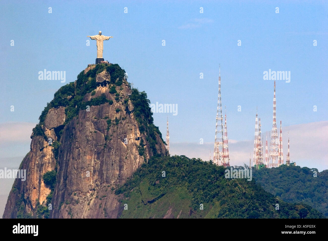 Christus-Statue in Rio De Janeiro Brasilien steht im Gegensatz zu broadcast Radio und Fernsehen Antennen Stockfoto