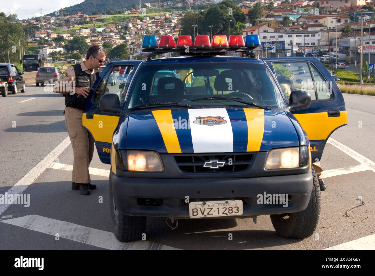 Brasilianische Bundesstraße Polizei am Tatort eines Verkehrsunfalls in der Nähe von Sao Paulo Brasilien Stockfoto