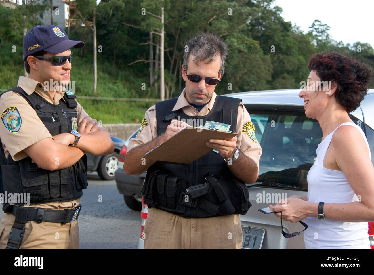 Brasilianische Bundespolizei sprechen mit einer Frau bei einem Verkehrsunfall in der Nähe von Sao Paulo Brasilien beteiligt Stockfoto
