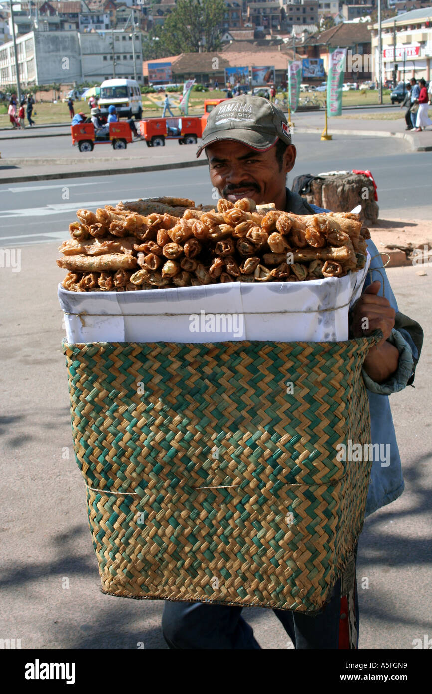 Mann, Verkauf von frittierten Lebensmitteln in Antananarivo, Madagaskar Stockfoto