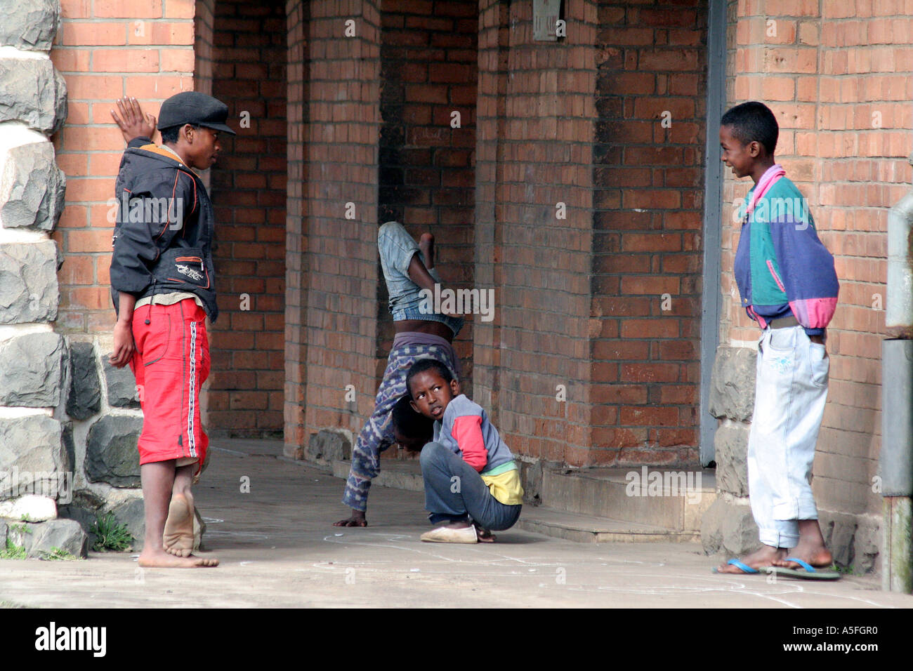 Jungs spielen in Andasibe, Madagaskar Stockfoto