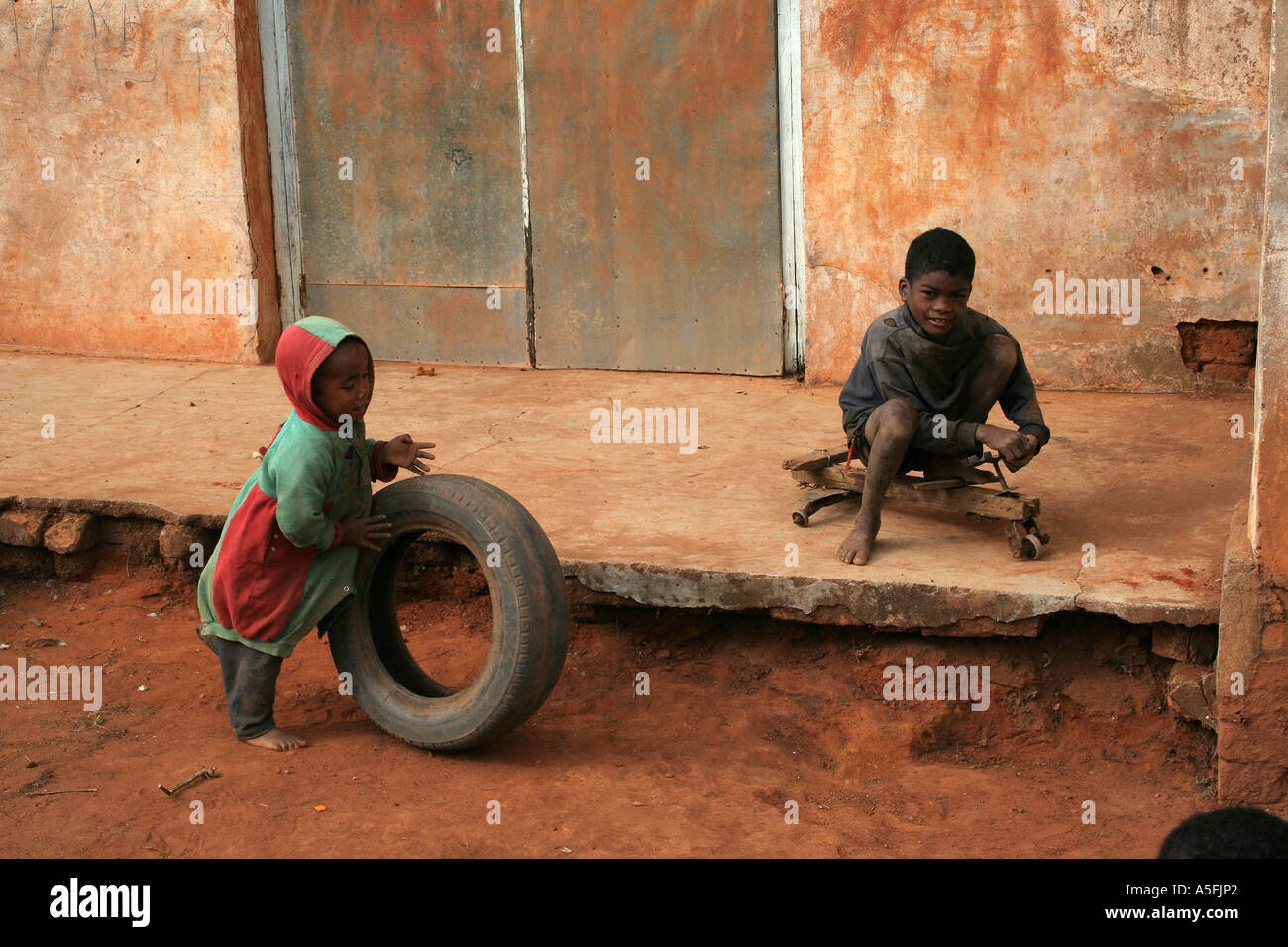Ambalavao, Madagaskar, spielen junge Burschen mit einem Reifen Stockfoto