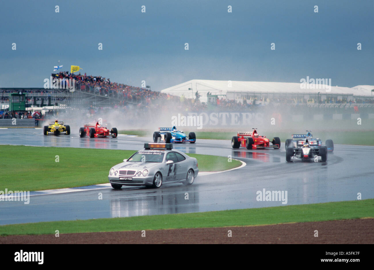 AMG Mercedes Bens F1-Safety-Car führt Runde der FIA Formel 1 British Grand Prix in Silverstone am 12. Juli 1998 Stockfoto