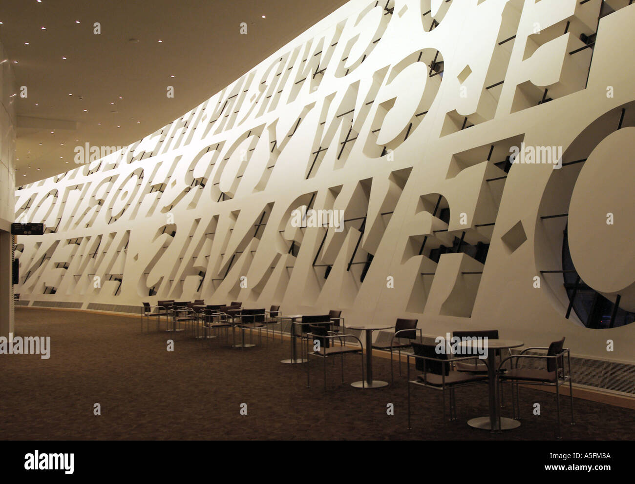 Innenansicht des Wales Millennium Centre Cardiff Bay zeigt außen Parolen von innen Stockfoto