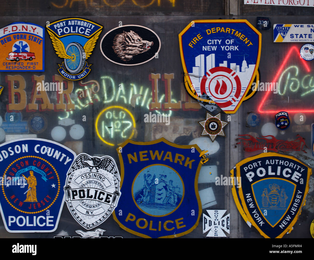 Polizei und Feuerwehr von New York City Abzeichen in einem Fenster der bar Stockfoto