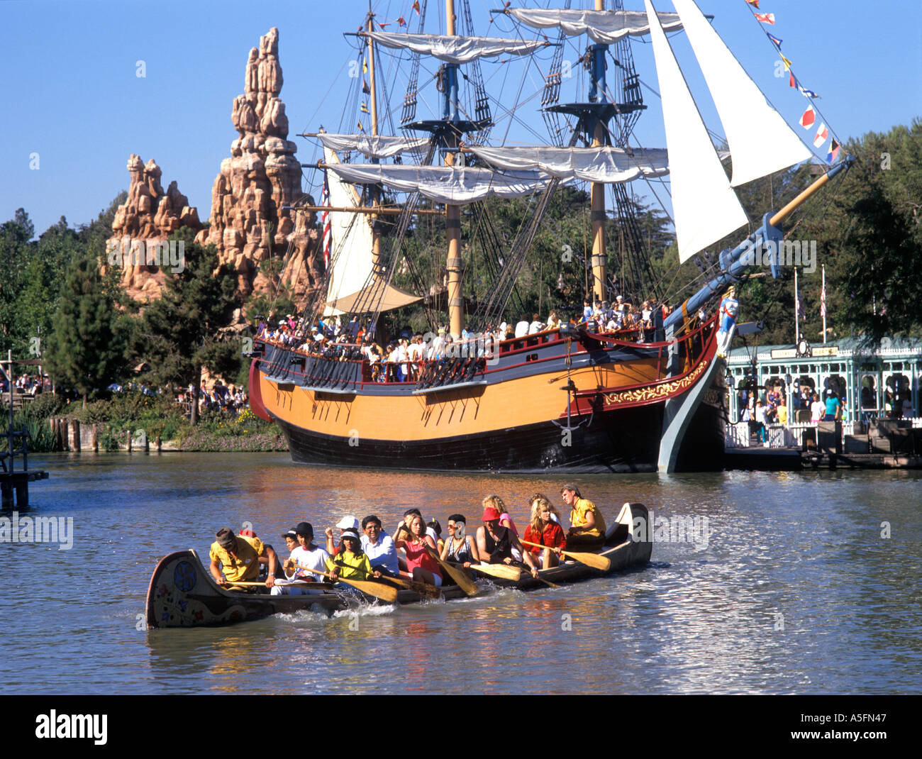 Das Disneyland in Anaheim, Kalifornien zeigt Segeln Clipper und öffentlich in einem Kanu auf dem Fluss in Frontierland Stockfoto