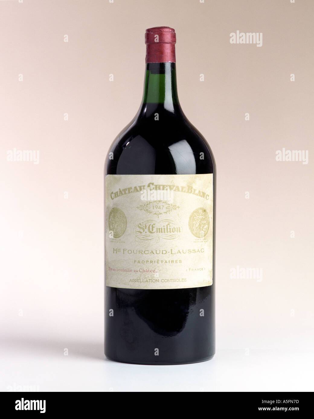 Eine Seltene Flasche 1947 St Emilion Aus Weinguts Chateau Cheval Blanc In Frankreich Stockfotografie Alamy Eine Seltene Flasche 1947 St Emilion Aus Weinguts Chateau Cheval Blanc In Frankreich Stockfotografie Alamy