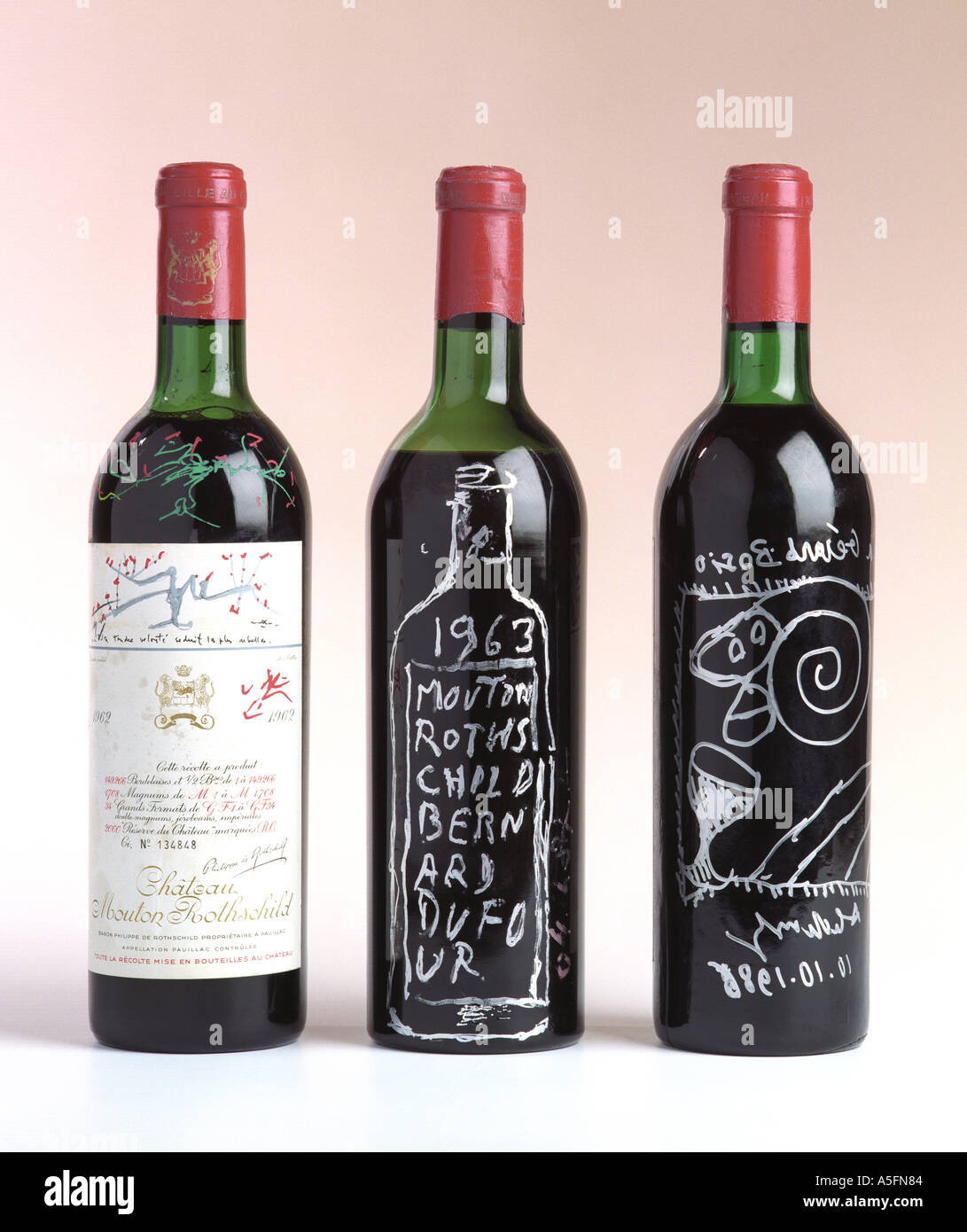 Seltene Flaschen Chateau Mouton Rothschild Wein mit Etiketten gemalt und signiert von einigen der großen modernen und zeitgenössischen Kunst Stockfoto