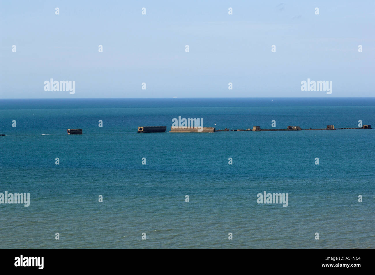 Die Überreste des D-Day-Mulberry-Häfen in Arromanches Normandie Frankreich Stockfoto