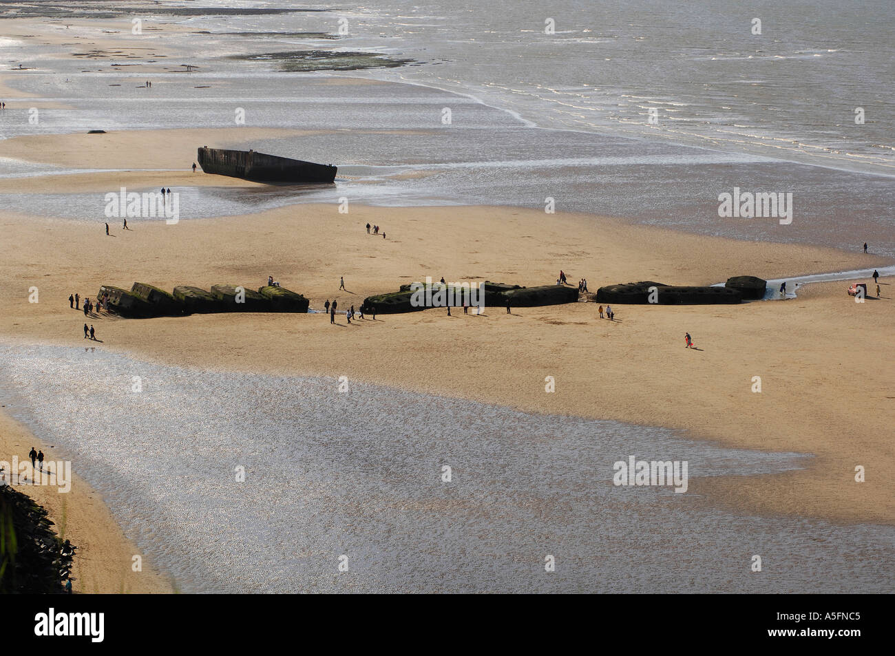 Die Überreste des D-Day-Mulberry-Häfen in Arromanches Normandie Frankreich Stockfoto