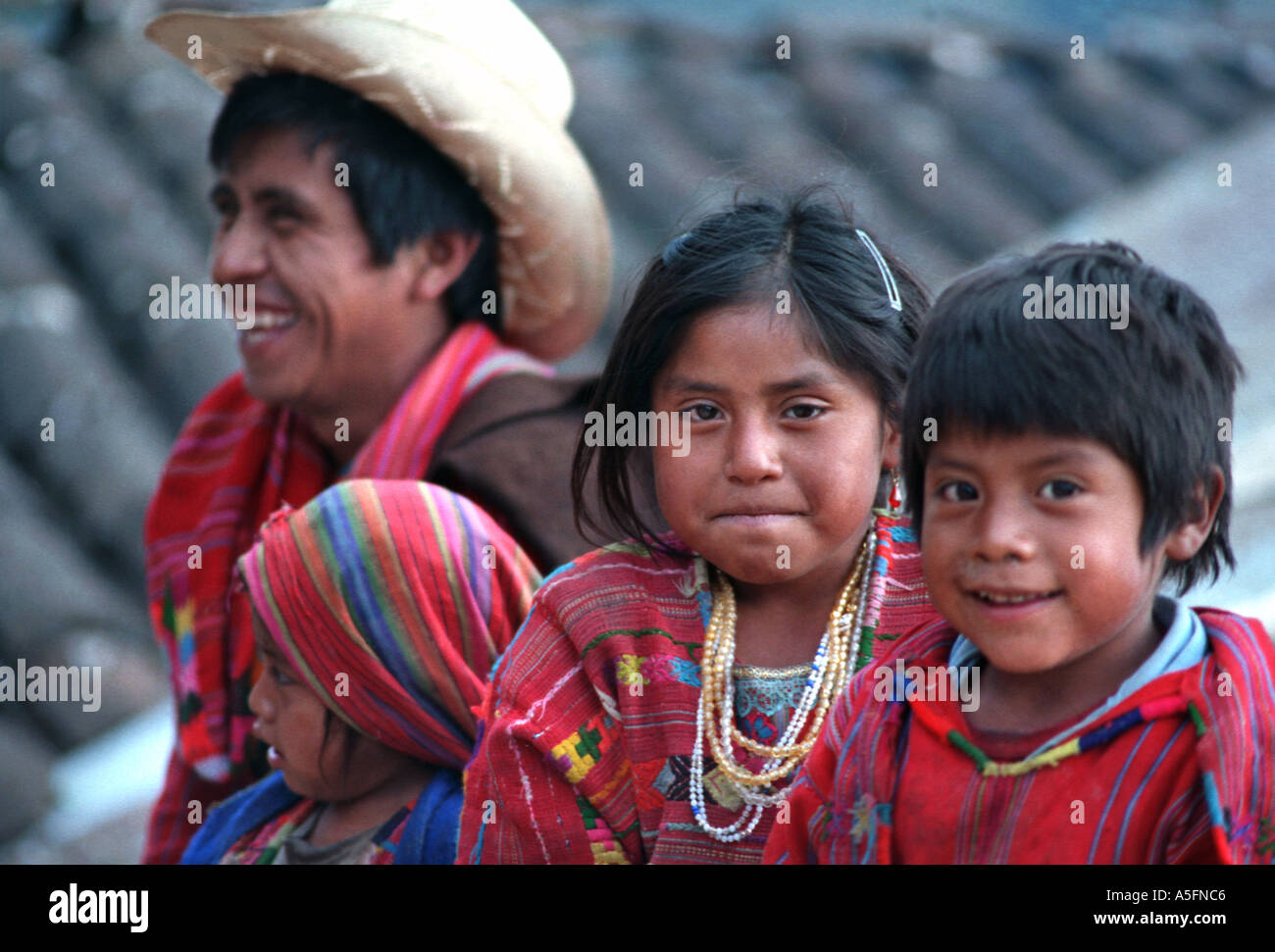 Maya Familienvater und Kinder von San Juan Atitan Abteilung von Huehuetenango Guatemala Zentralamerika Tribal Kleidung Identität Stockfoto