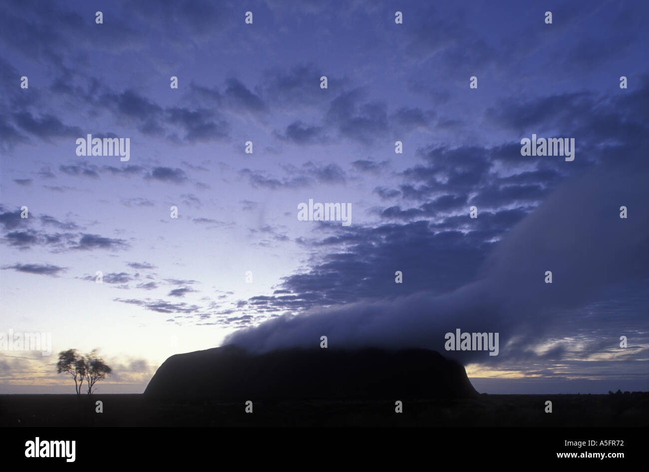 Australia Northern Territory Uluru Kata Tjuta National Park Cloud Wanten Gipfel des Ayers Rock nach Regenschauer Stockfoto