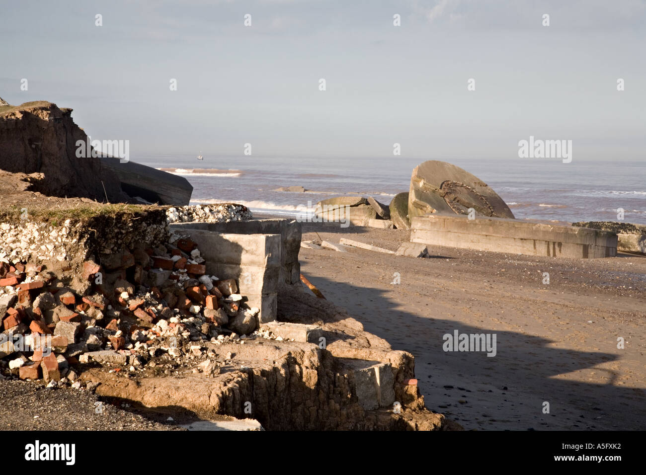 Erosion der Yorkshire Coast UK bei Kilnsea Vorführung zusammengebrochen WW2 Geschütztürme Stockfoto