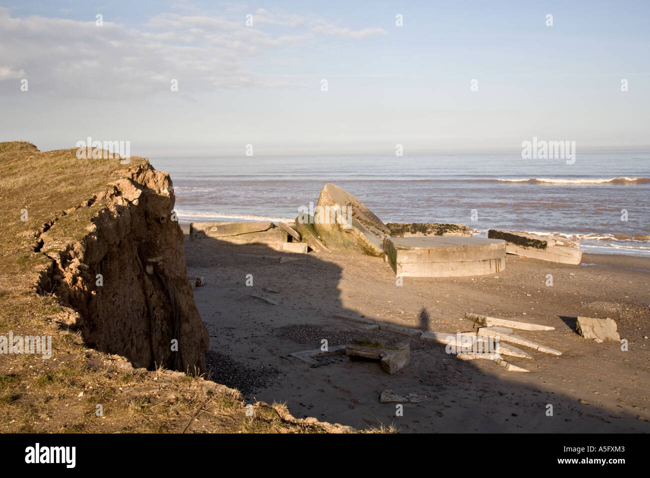 Erosion der Yorkshire Coast UK bei Kilnsea Vorführung zusammengebrochen WW2 Geschütztürme Stockfoto