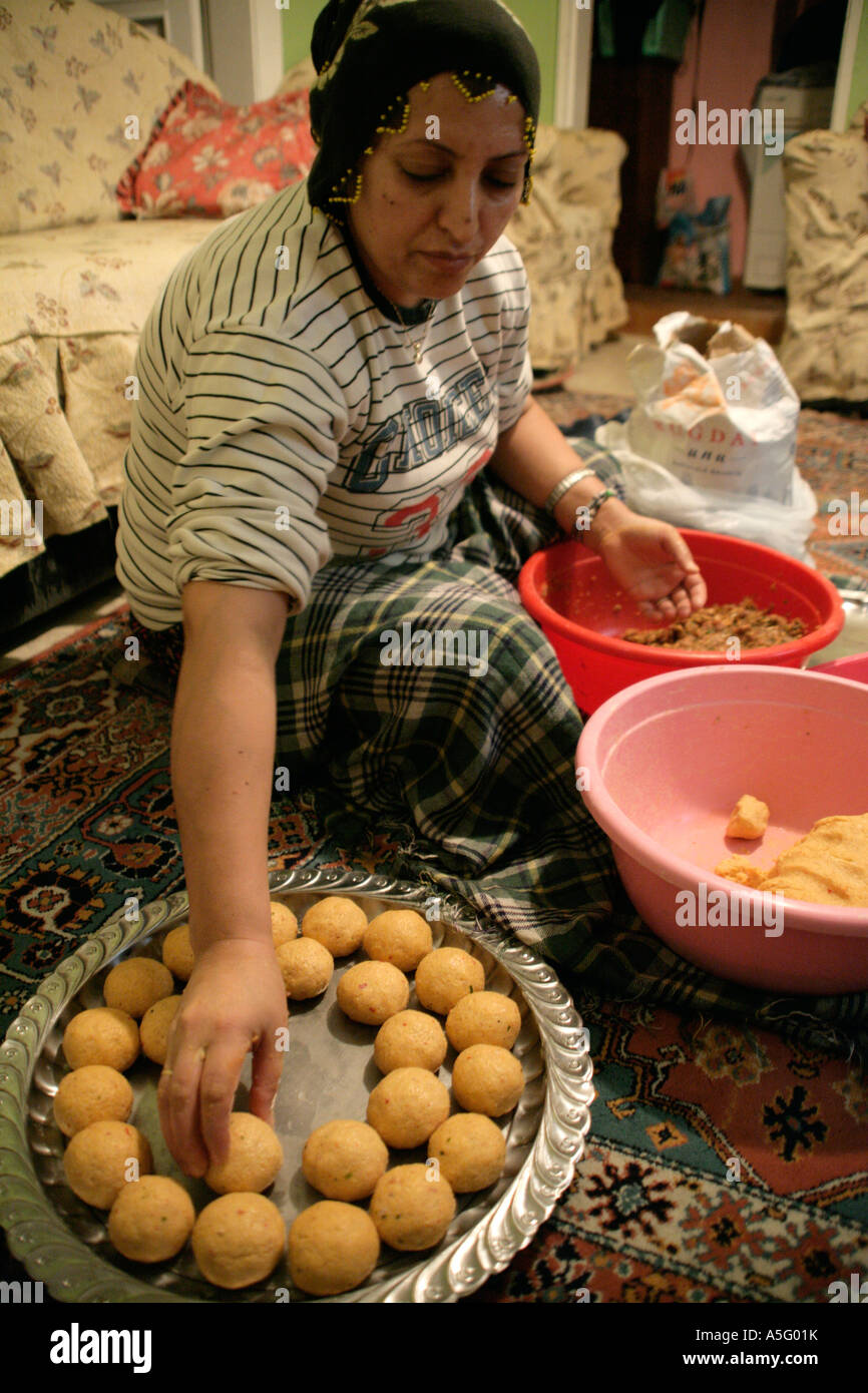 KURDISCH LADY MAKING ICLI KÖFTE, ISTANBUL, TÜRKEI Stockfoto