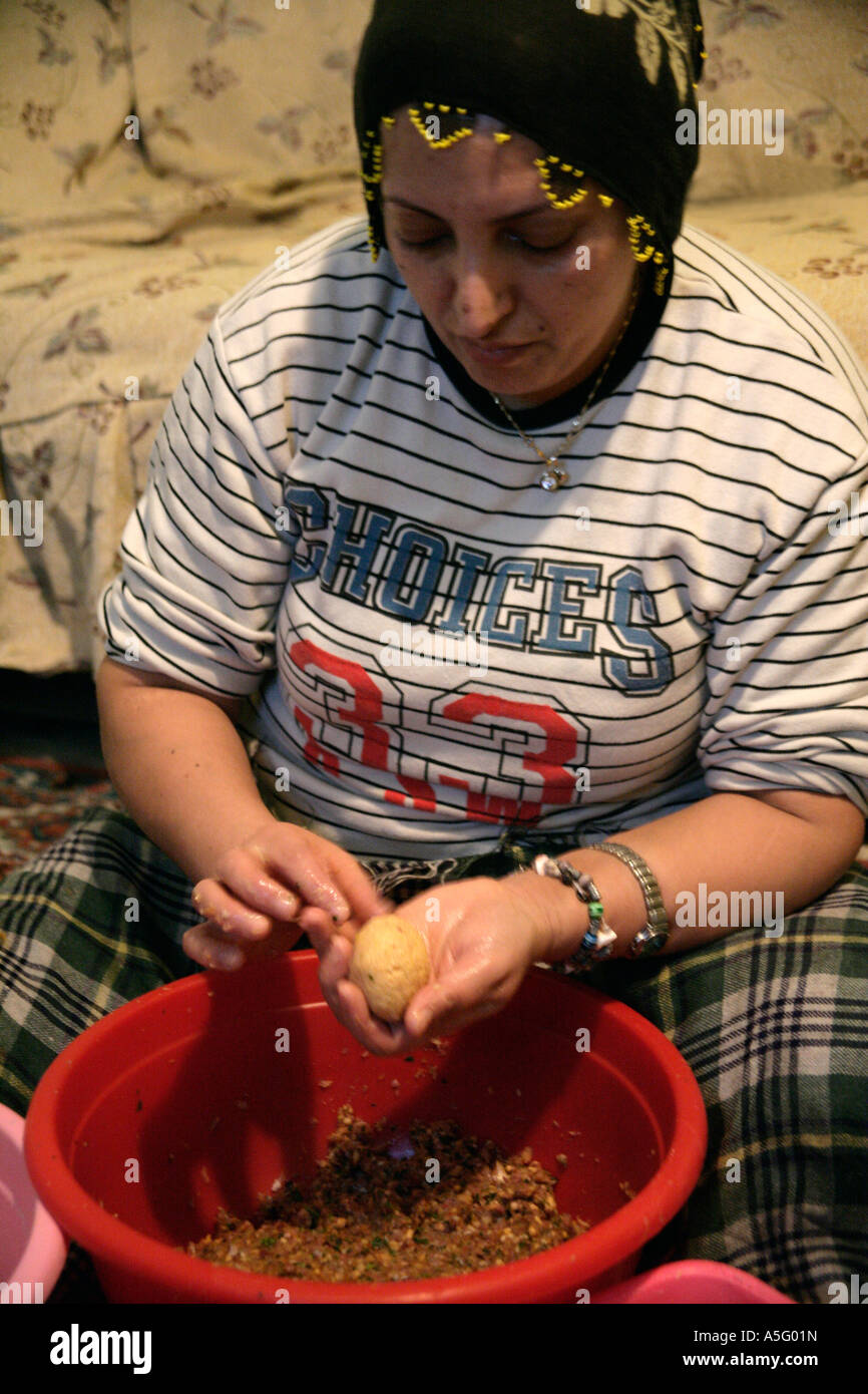 KURDISCH LADY MAKING ICLI KÖFTE, ISTANBUL, TÜRKEI Stockfoto
