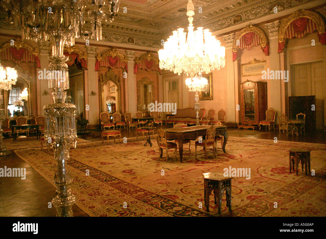 PINK-HALLE AUF DEN DOLMABAHCE PALAST, ISTANBUL, TÜRKEI Stockfoto