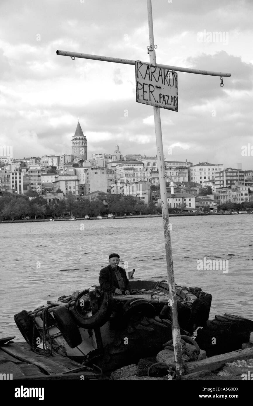 SCHIFFER AUF DEM GOLDENEN HORN, ISTANBUL, TÜRKEI Stockfoto