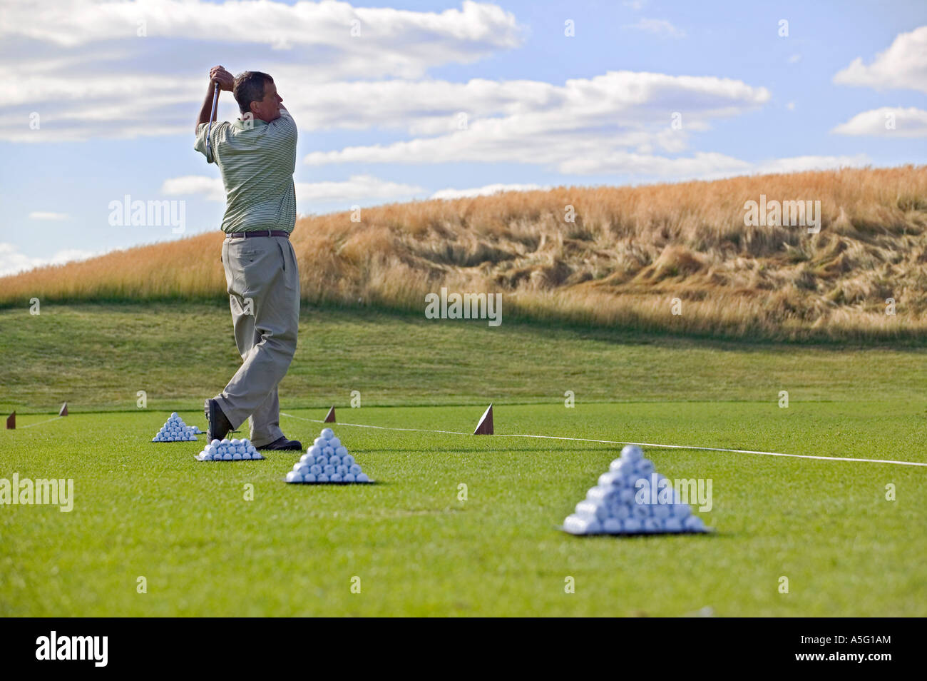 Ein Mann der Praxis sein Spiel an einem Golf. Stockfoto