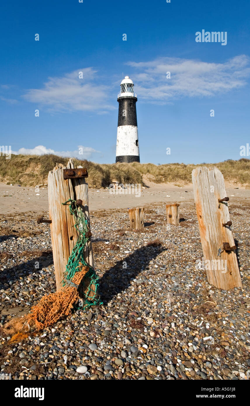 Hohen Leuchtturm 1895 und Reste von hölzernen Buhne Küstenschutzes zu verschmähen Punkt Yorkshire UK Stockfoto