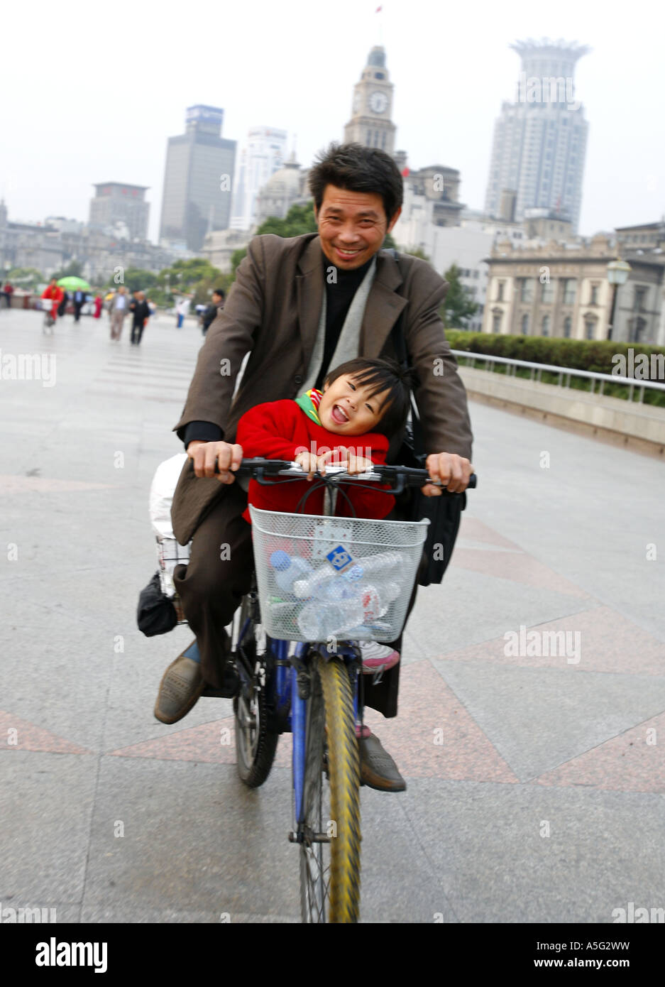 Vater und Tochter mit dem Fahrrad auf der Bund in Shanghai, Stockfoto