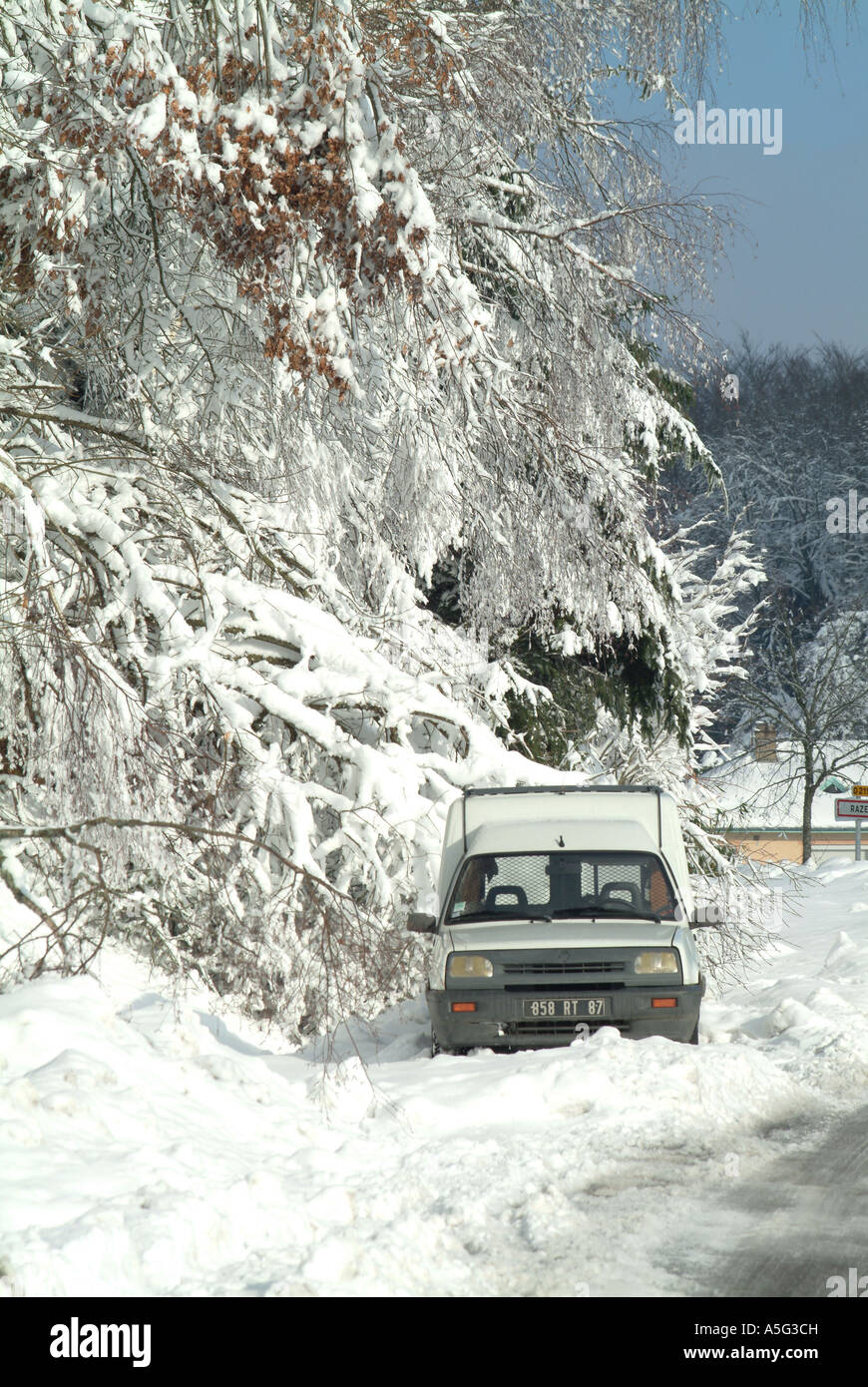 snowMBF1819 haute Vienne Limousin Frankreich ein Renault Express van im Schnee auf eine ländliche französische Straße stecken Stockfoto