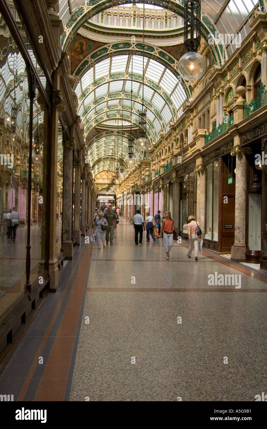 dh City Centre LEEDS WEST YORKSHIRE Victoria Quarter Einkaufspassage Shopper viktorianischen Mall Interieur Menschen england Stockfoto