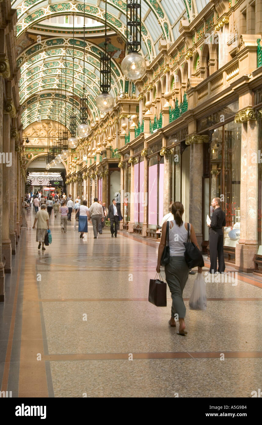 dh Center Einkaufspassage LEEDS WEST YORKSHIRE Victoria Quarter Shopper großbritannien Mädchen Mall viktorianischen Innenläden Stockfoto