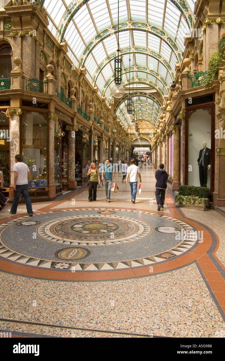 Dh Stadtzentrum Leeds West Yorkshire Victoria Quarter Mosaikboden Shopper viktorianischen Einkaufspassage Stockfoto