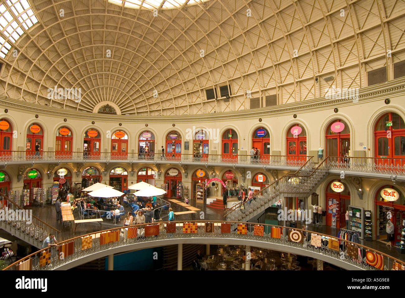 dh LEEDS WEST YORKSHIRE Geschäften im Stadtzentrum Shopper Getreidebörse Balkon Plaza Café viktorianischen Gebäude einkaufen Stockfoto