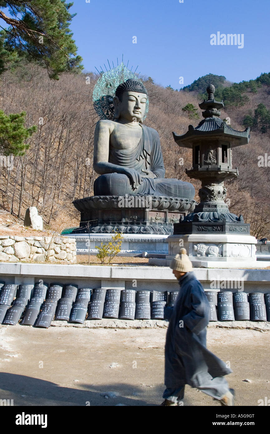 Mönch zu Fuß vorbei an riesigen Buddha Statue Seoraksan Nationalpark-Südkorea Stockfoto
