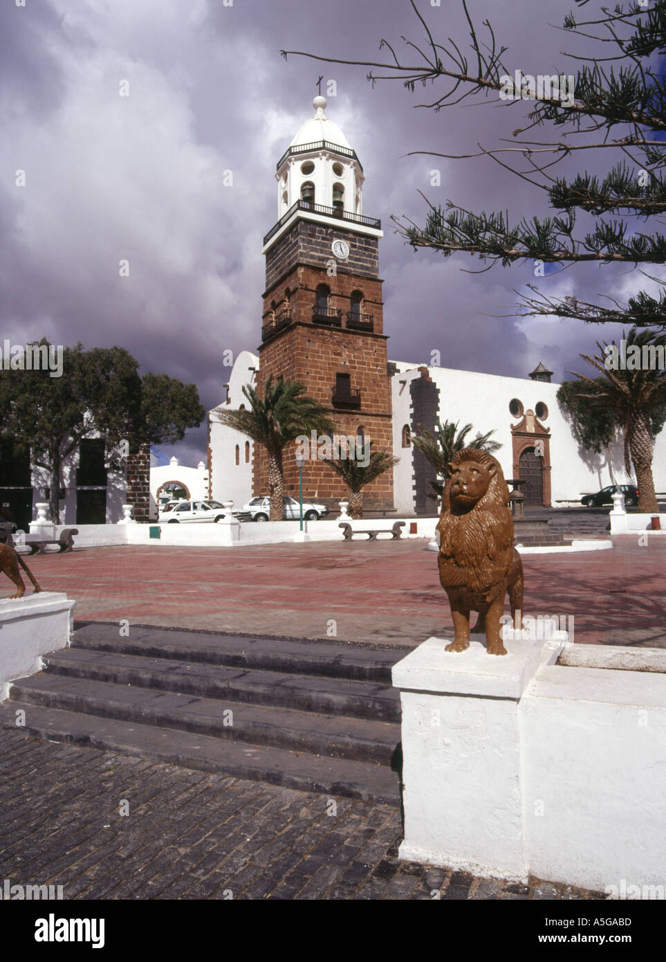 dh-TEGUISE LANZAROTE Löwen-Statuen in der Stadt Platz Kirche und Glockenturm Stockfoto