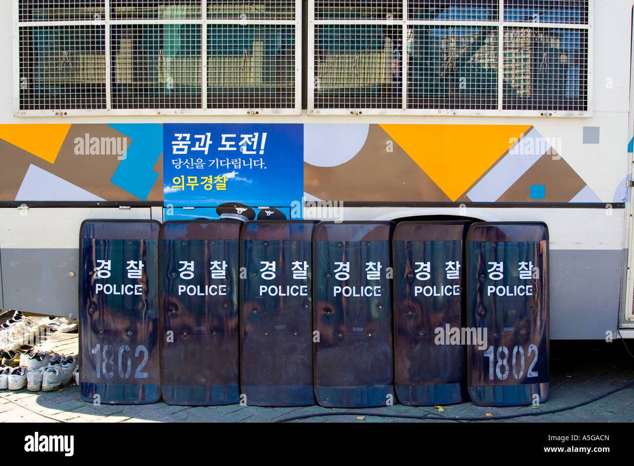 Riot Shields außerhalb der Vereinigten Staaten Botschaft Seoul Korea Stockfoto