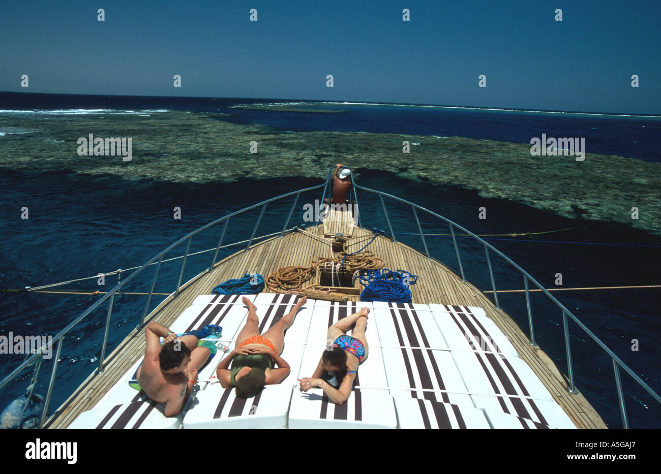 Taucher Touristen Menschen Sonnenbaden Vorderdeck Tauchboot bei off-Shore-Riff Tauchen Marsa Alam südlichen Roten Meer Ägypten tief sou Stockfoto
